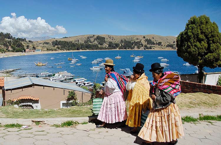 cholitas-bolivia-copacapbana-istock