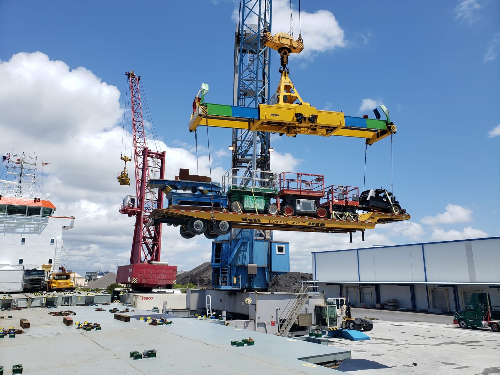 Cargomax crane lifting breakbulk cargo at port
